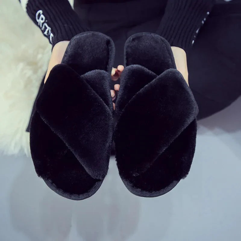 Fluffy Pantoffels in Criss-Cross Stijl