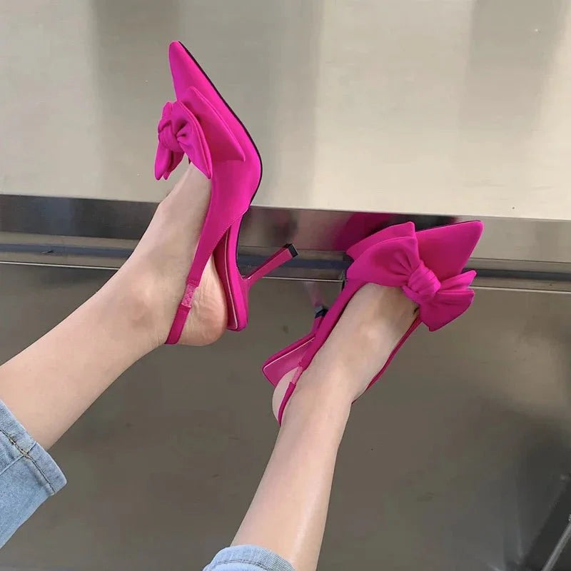 Pumps met Strikdetail